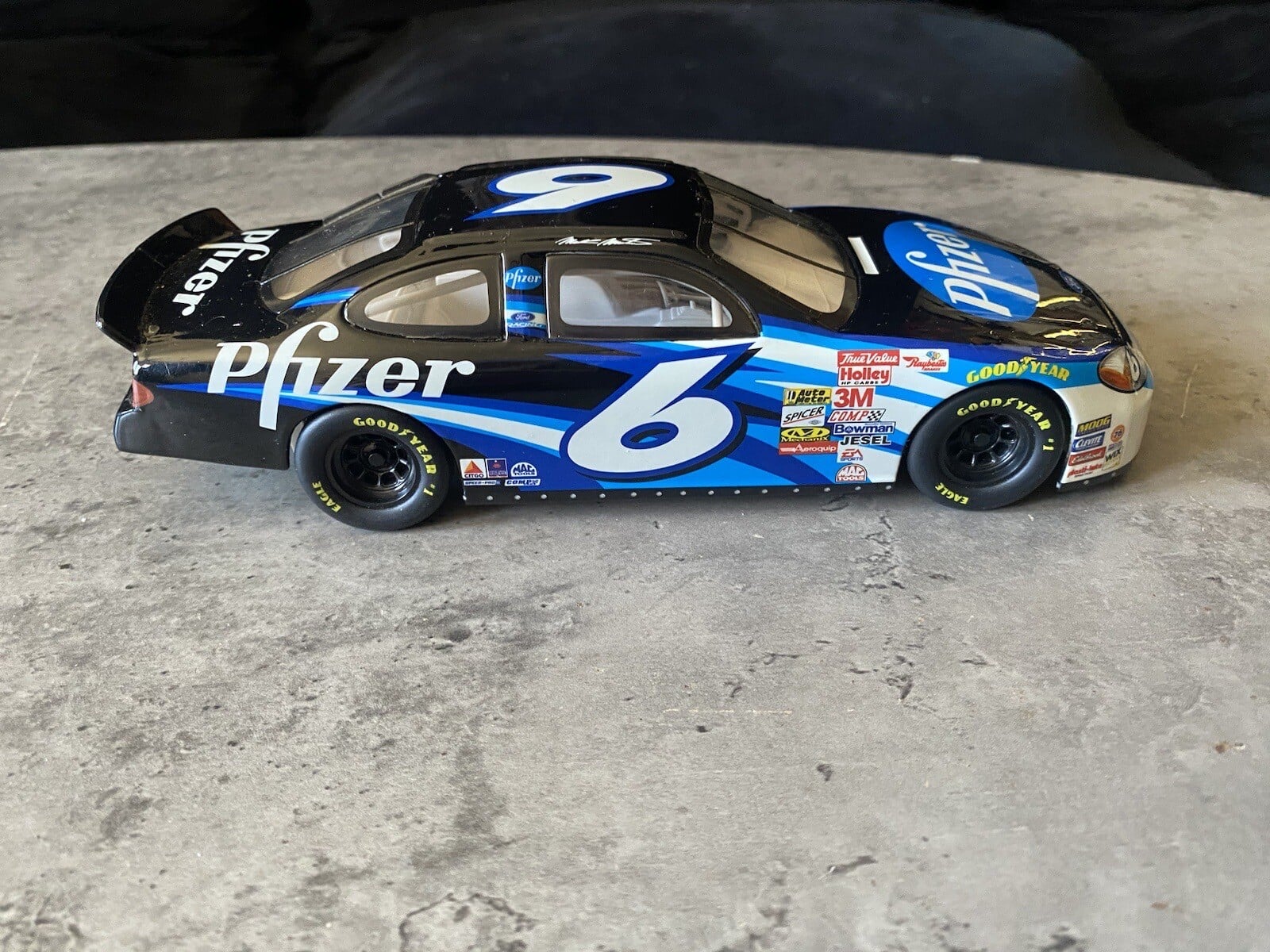 1999 Mattel Nascar 1:24 die cast Mark Martin Pfizer #6 Ford