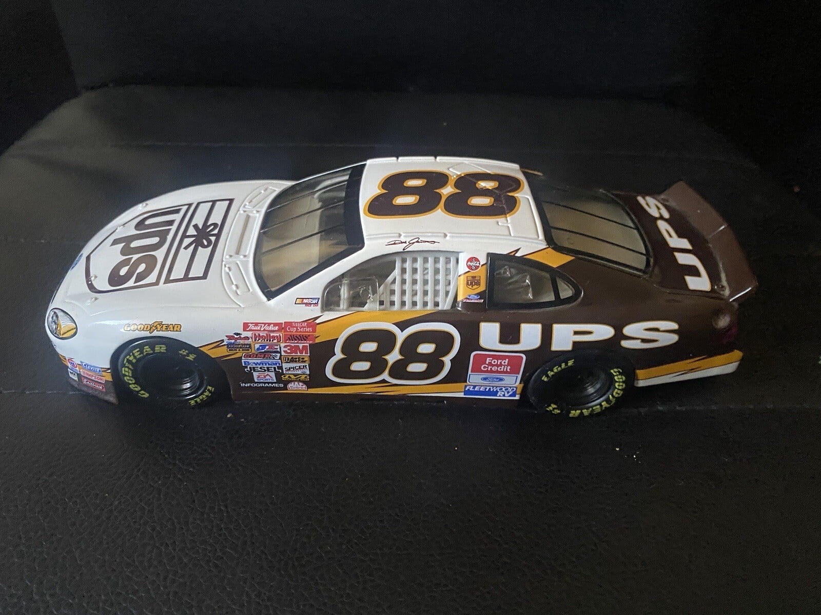 Action 2002 Dale Jarrett #88 UPS  Ford Taurus 1:24 Diecast  Nascar